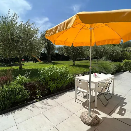 Dreizimmerwohnung Mit Direktem Zugang Zum Garten By Interhome アパート マルチェージネ