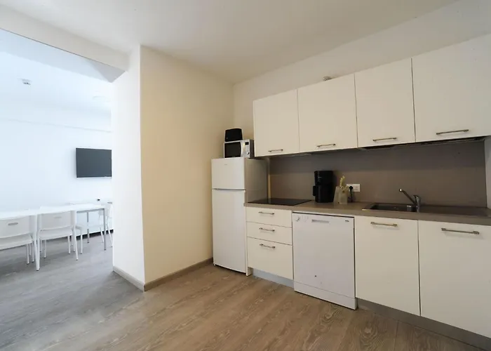 Dreizimmerwohnung Mit Direktem Zugang Zum Garten By Interhome アパート